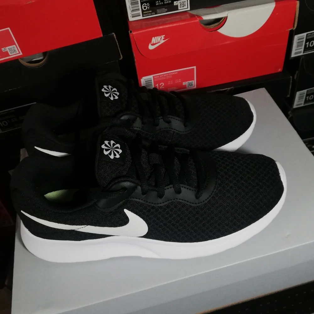 NIKE TANJUN BLACK/WHITE WOMEN'S US SIZE 10 LIKE NEW - Picture 9 of 11